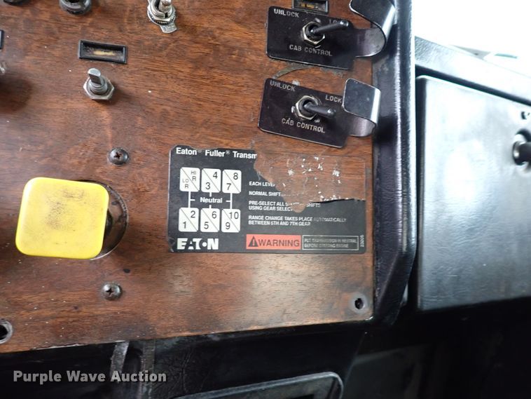 image for item IC9605 1995 Peterbilt 378  semi truck