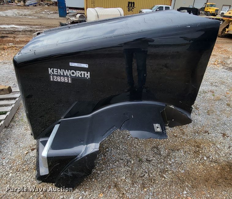 image for item ID9498 Kenworth T800  hood