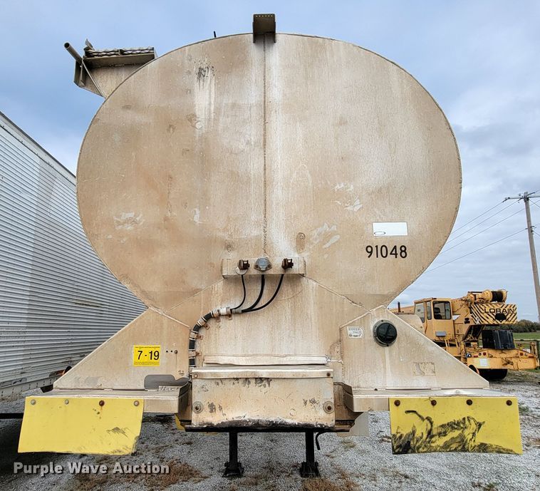 image for item ID9530 1990 Ledwell LW40 APW  feed delivery trailer