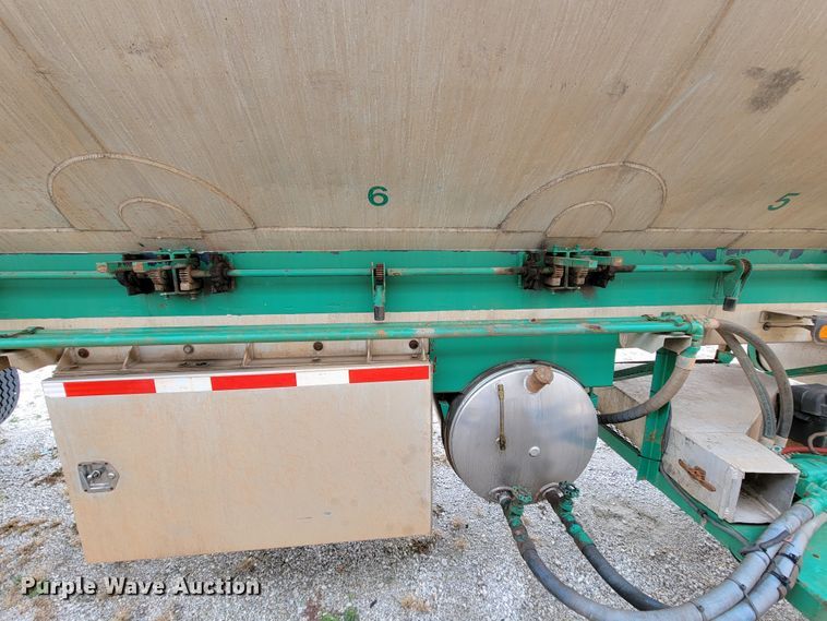 image for item ID9530 1990 Ledwell LW40 APW  feed delivery trailer