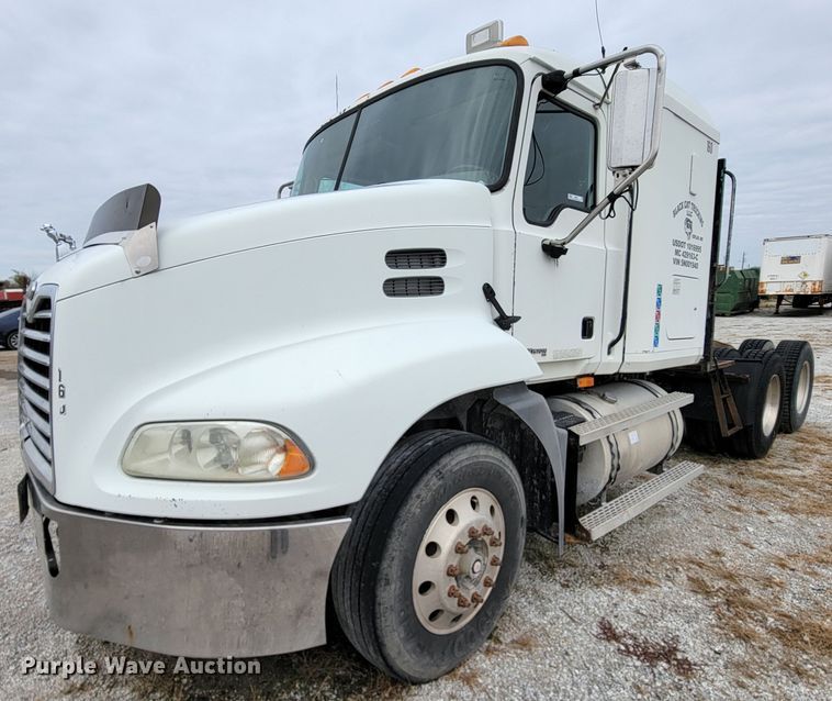 image for item ID9531 2005 Mack CXN613  semi truck