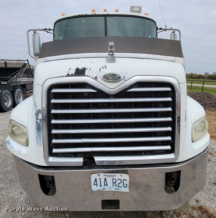 image for item ID9531 2005 Mack CXN613  semi truck