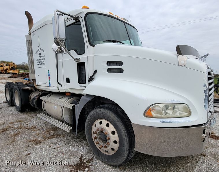 image for item ID9531 2005 Mack CXN613  semi truck