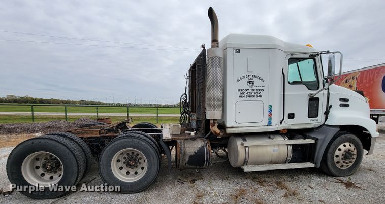 image for item ID9531 2005 Mack CXN613  semi truck