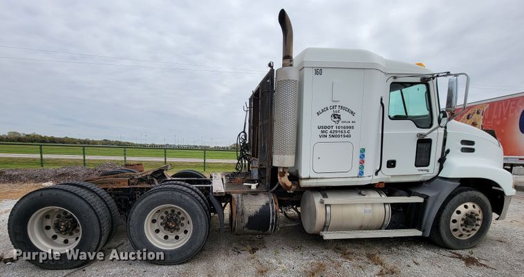 image for item ID9531 2005 Mack CXN613  semi truck