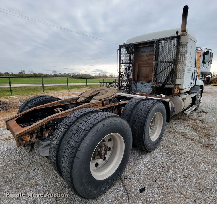 image for item ID9531 2005 Mack CXN613  semi truck