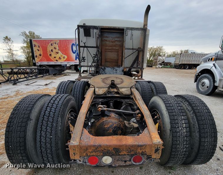 image for item ID9531 2005 Mack CXN613  semi truck