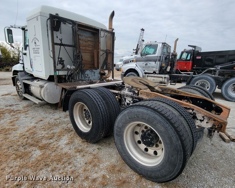 image for item ID9531 2005 Mack CXN613  semi truck