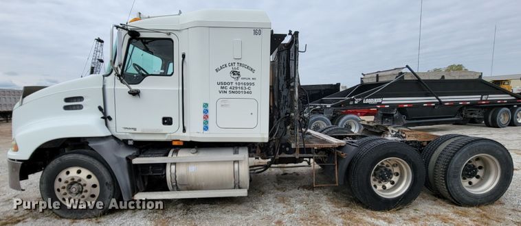 image for item ID9531 2005 Mack CXN613  semi truck