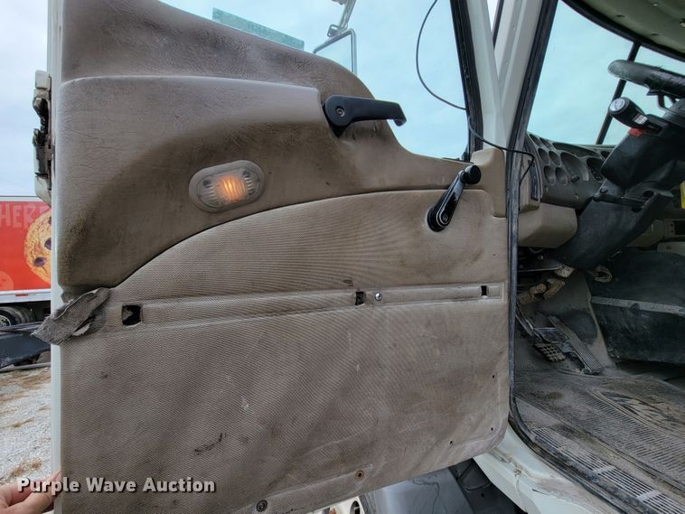 image for item ID9531 2005 Mack CXN613  semi truck