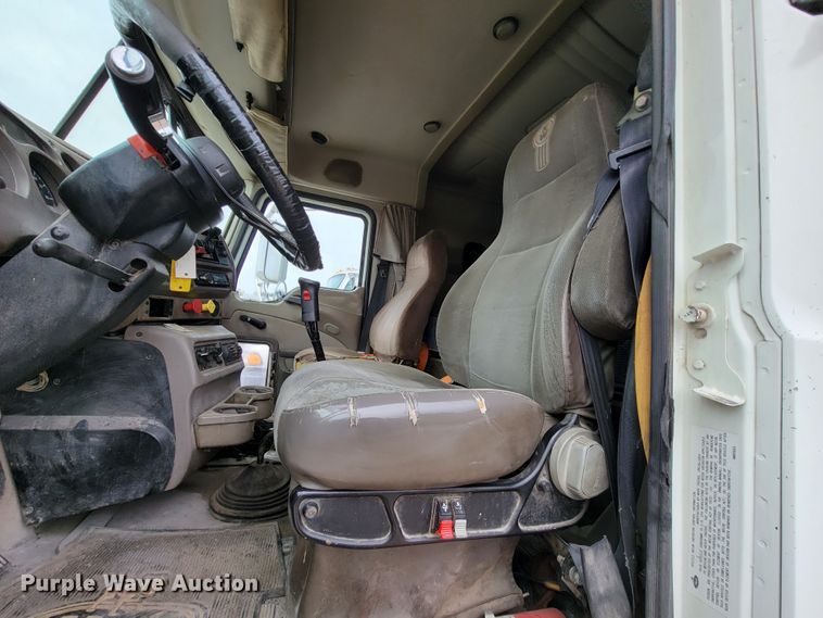 image for item ID9531 2005 Mack CXN613  semi truck