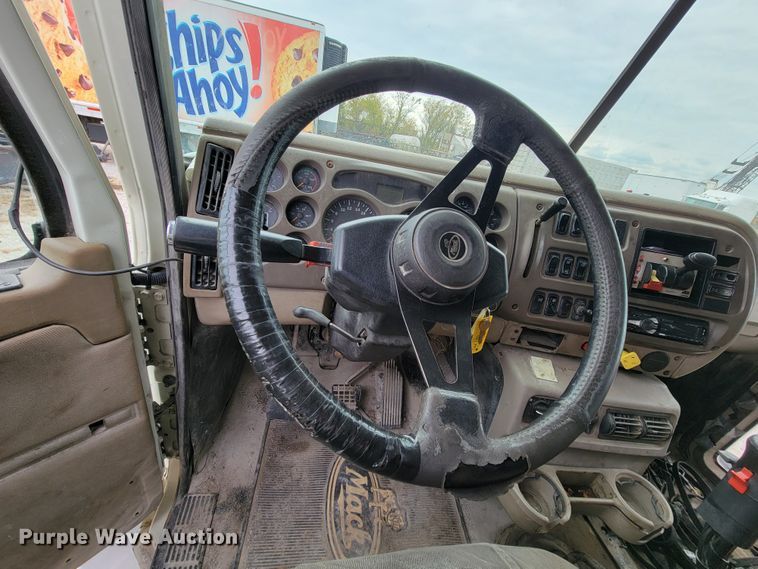 image for item ID9531 2005 Mack CXN613  semi truck