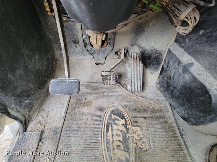 image for item ID9531 2005 Mack CXN613  semi truck