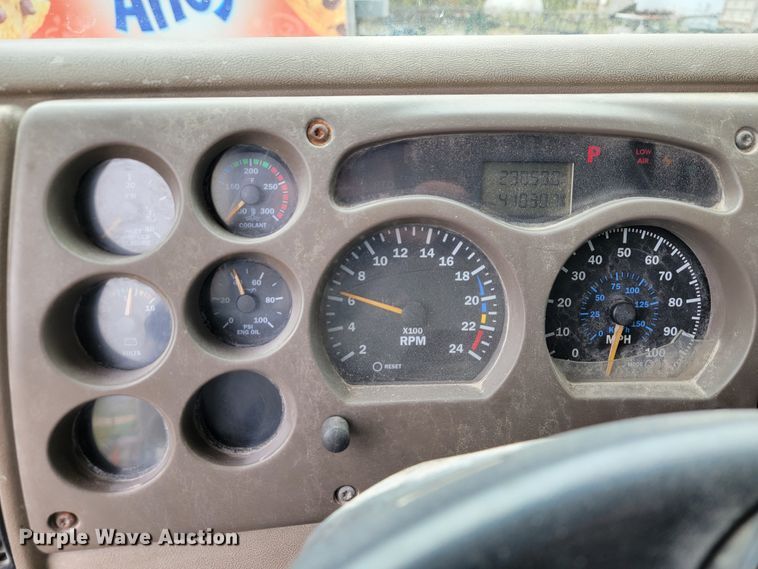 image for item ID9531 2005 Mack CXN613  semi truck