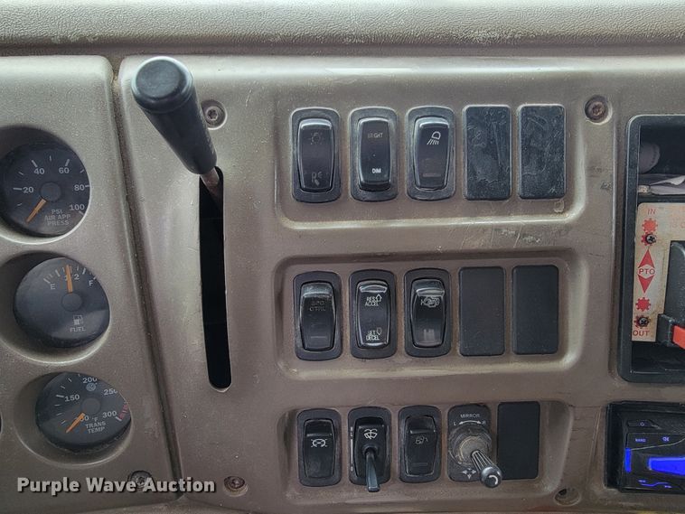 image for item ID9531 2005 Mack CXN613  semi truck