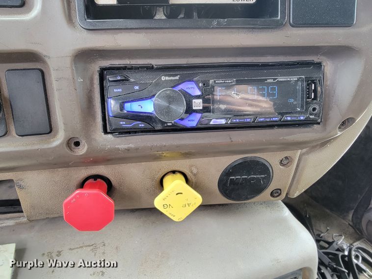 image for item ID9531 2005 Mack CXN613  semi truck