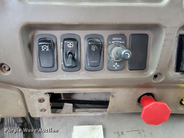 image for item ID9531 2005 Mack CXN613  semi truck