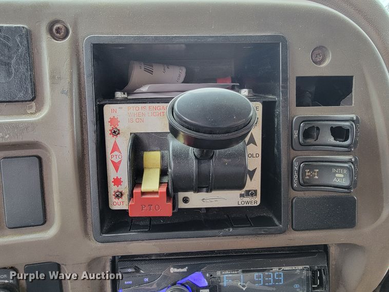 image for item ID9531 2005 Mack CXN613  semi truck