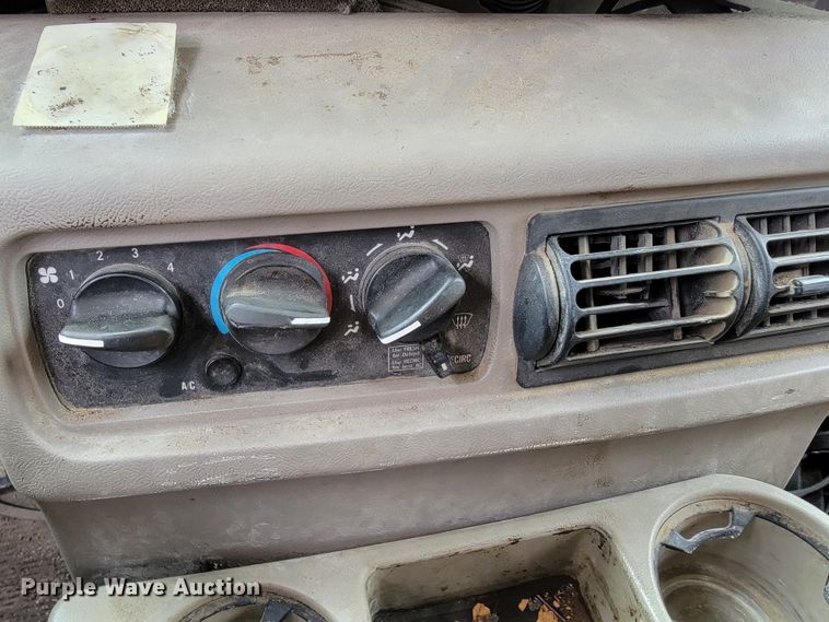 image for item ID9531 2005 Mack CXN613  semi truck