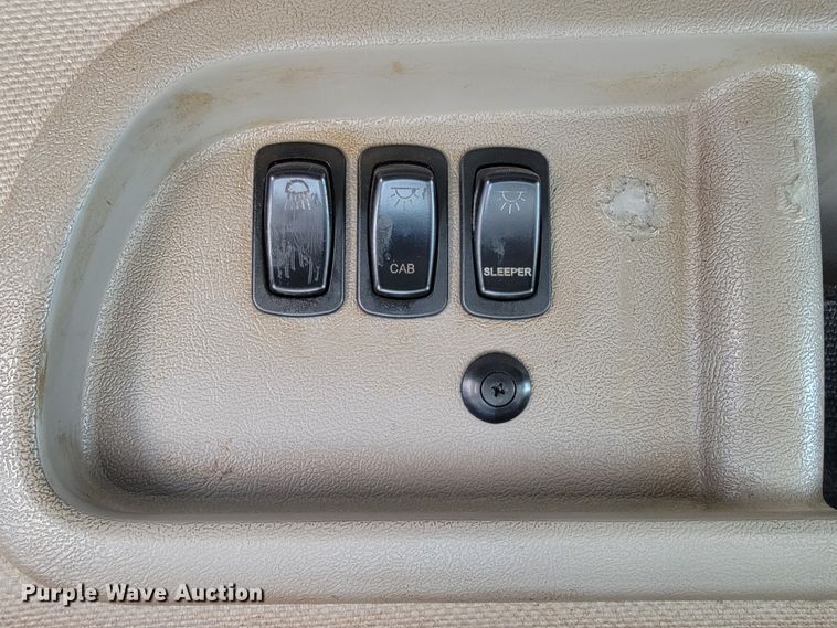 image for item ID9531 2005 Mack CXN613  semi truck