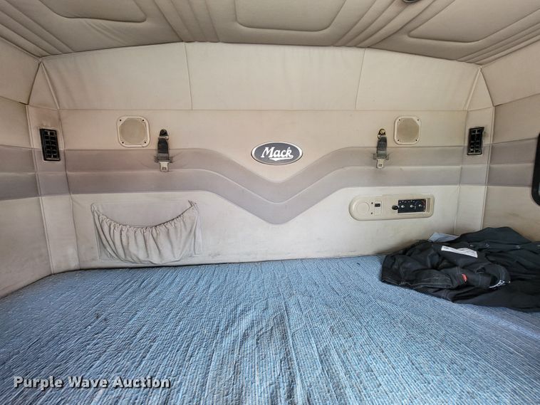 image for item ID9531 2005 Mack CXN613  semi truck