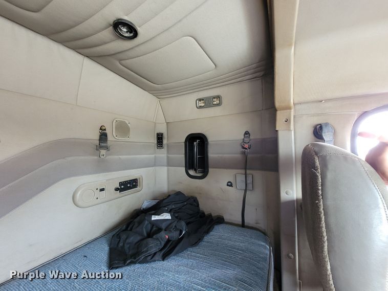 image for item ID9531 2005 Mack CXN613  semi truck