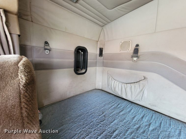 image for item ID9531 2005 Mack CXN613  semi truck