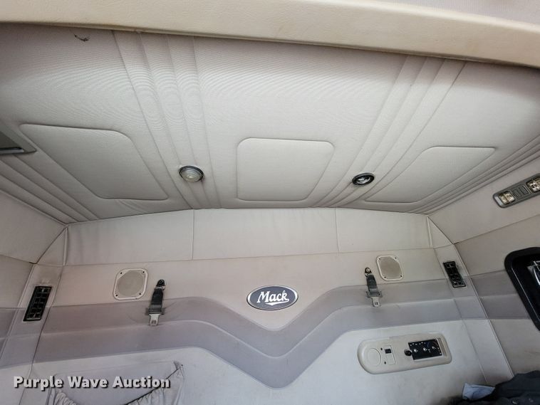 image for item ID9531 2005 Mack CXN613  semi truck