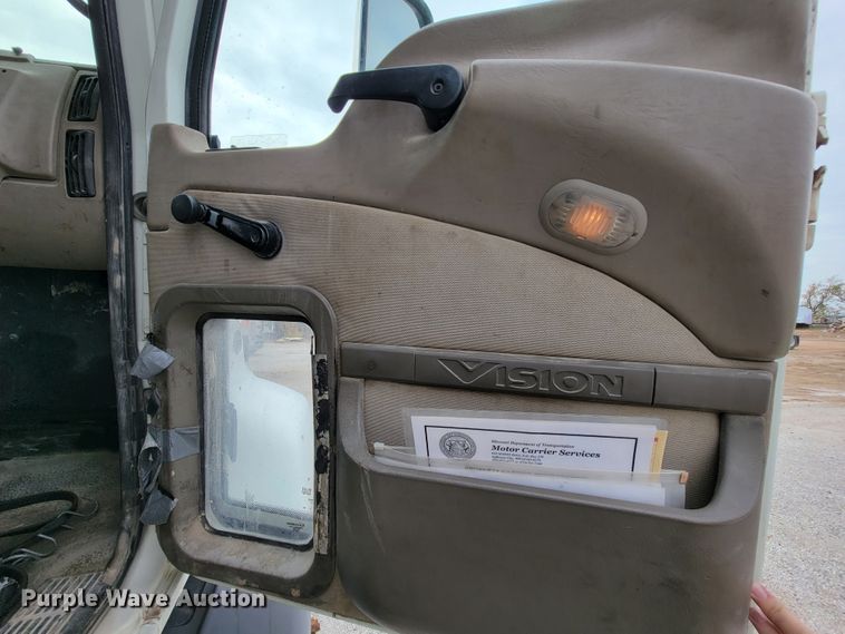 image for item ID9531 2005 Mack CXN613  semi truck