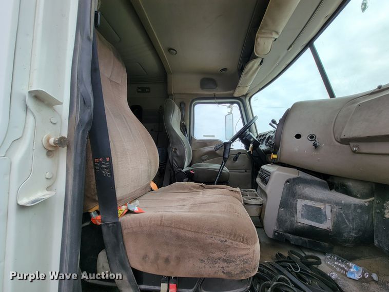 image for item ID9531 2005 Mack CXN613  semi truck