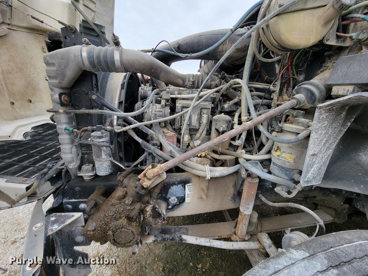 image for item ID9531 2005 Mack CXN613  semi truck