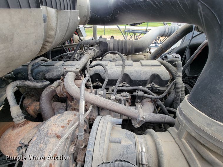 image for item ID9531 2005 Mack CXN613  semi truck