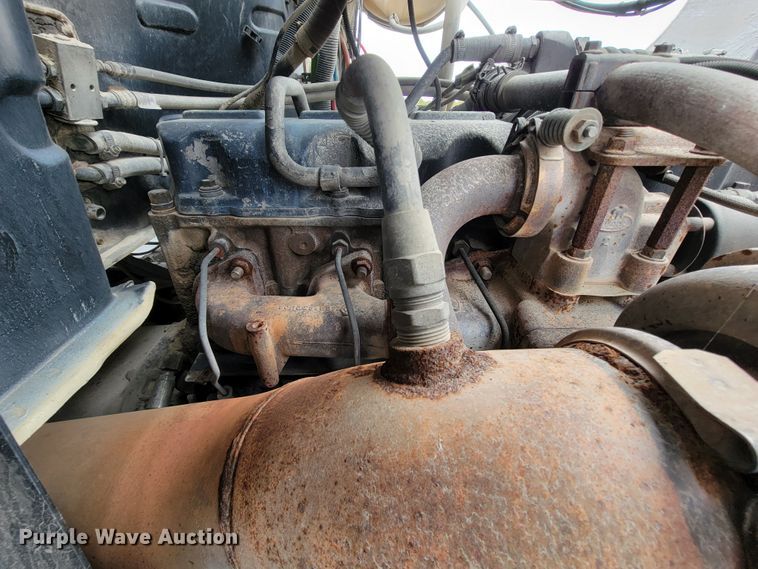 image for item ID9531 2005 Mack CXN613  semi truck