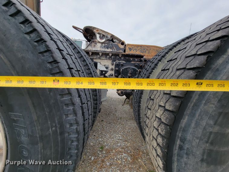 image for item ID9531 2005 Mack CXN613  semi truck