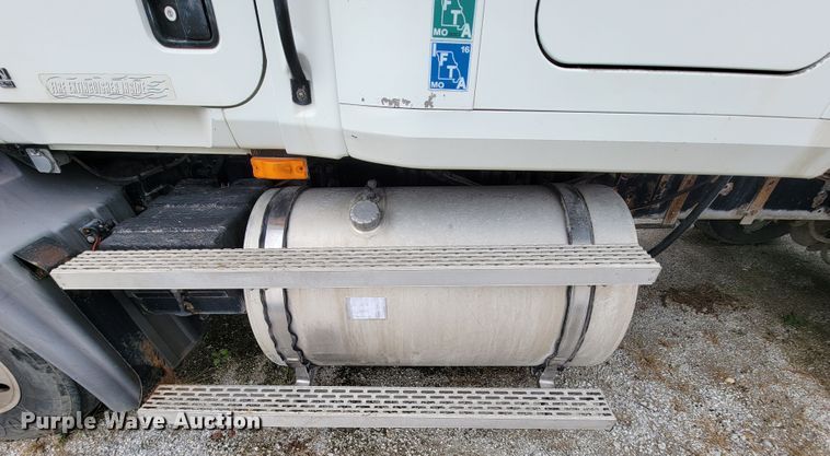 image for item ID9531 2005 Mack CXN613  semi truck