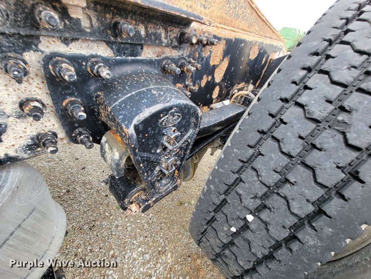 image for item ID9531 2005 Mack CXN613  semi truck