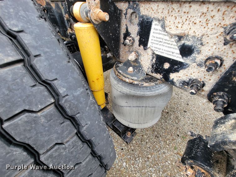 image for item ID9531 2005 Mack CXN613  semi truck