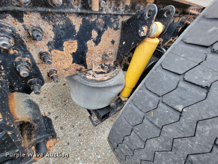 image for item ID9531 2005 Mack CXN613  semi truck