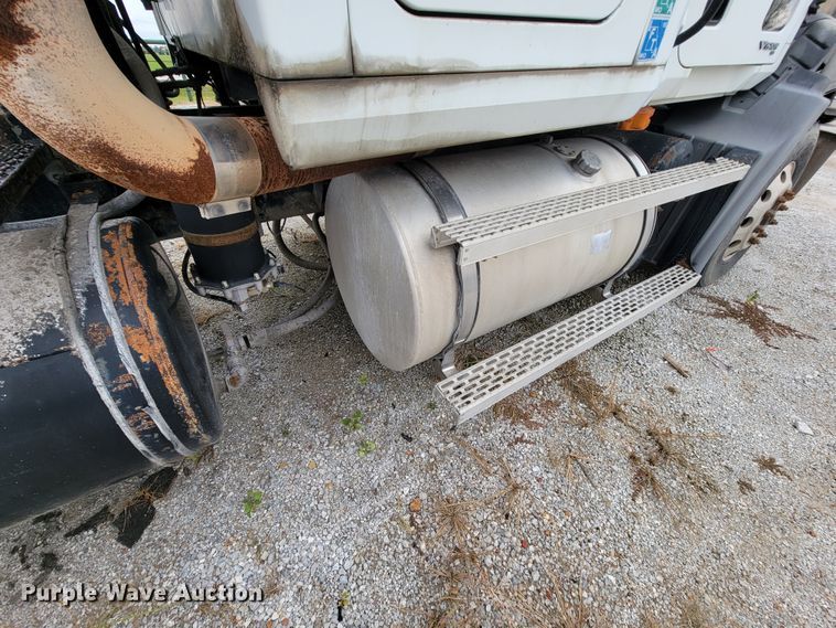 image for item ID9531 2005 Mack CXN613  semi truck