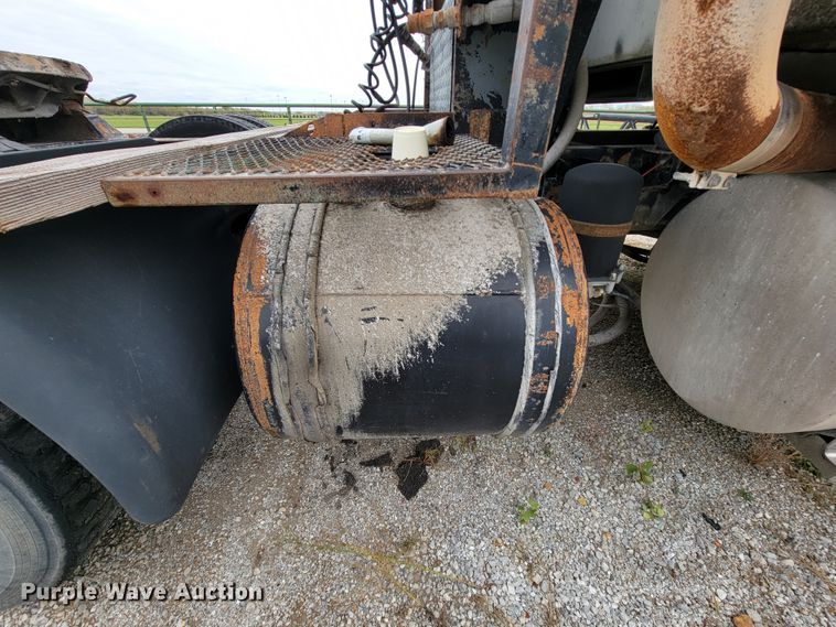 image for item ID9531 2005 Mack CXN613  semi truck