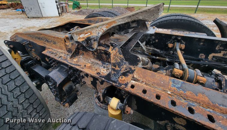 image for item ID9531 2005 Mack CXN613  semi truck