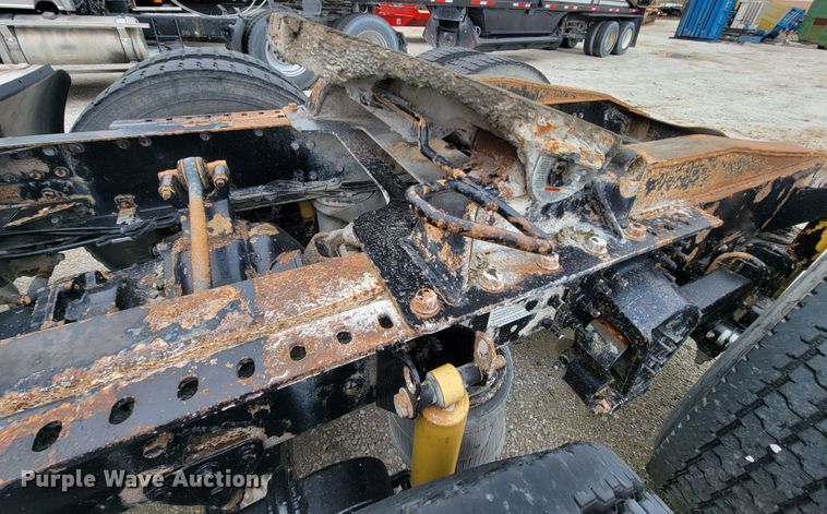 image for item ID9531 2005 Mack CXN613  semi truck