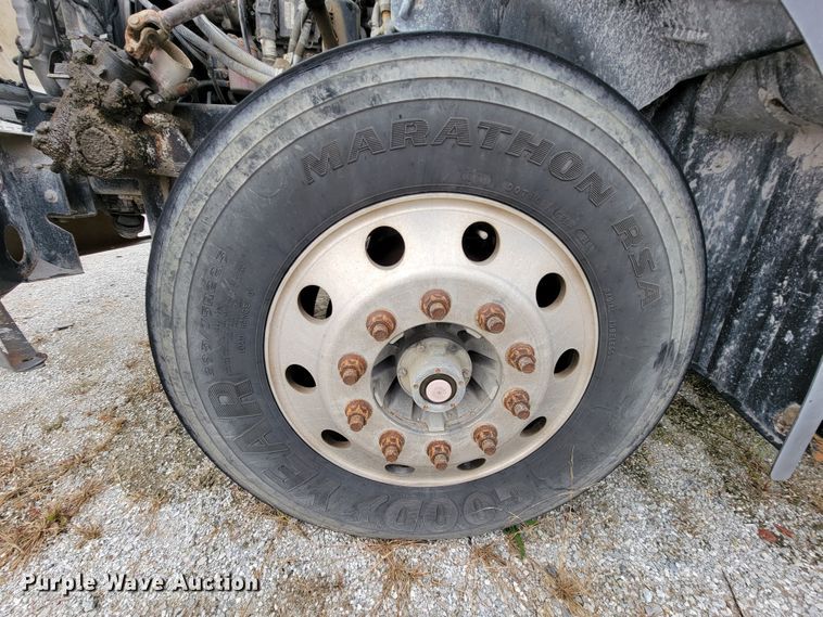 image for item ID9531 2005 Mack CXN613  semi truck