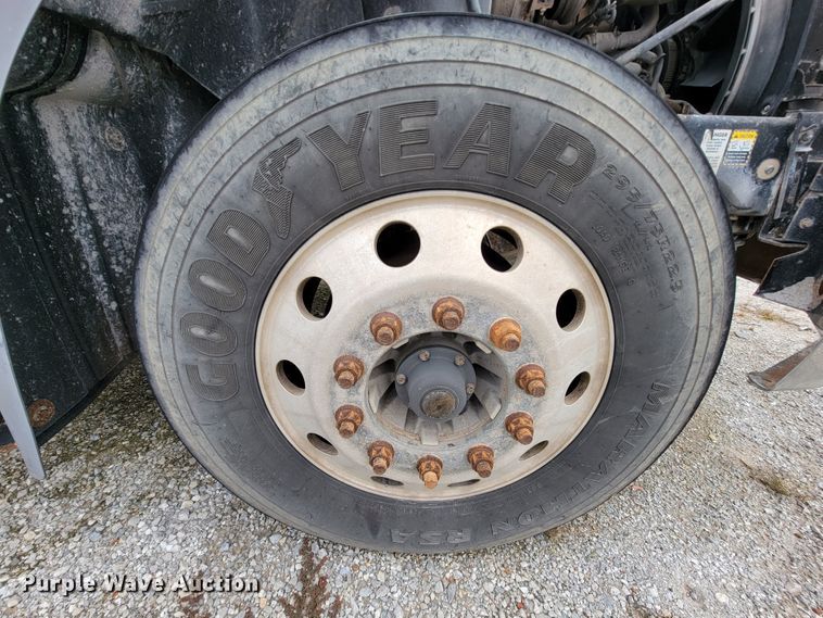 image for item ID9531 2005 Mack CXN613  semi truck