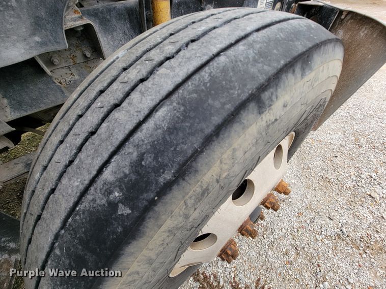 image for item ID9531 2005 Mack CXN613  semi truck