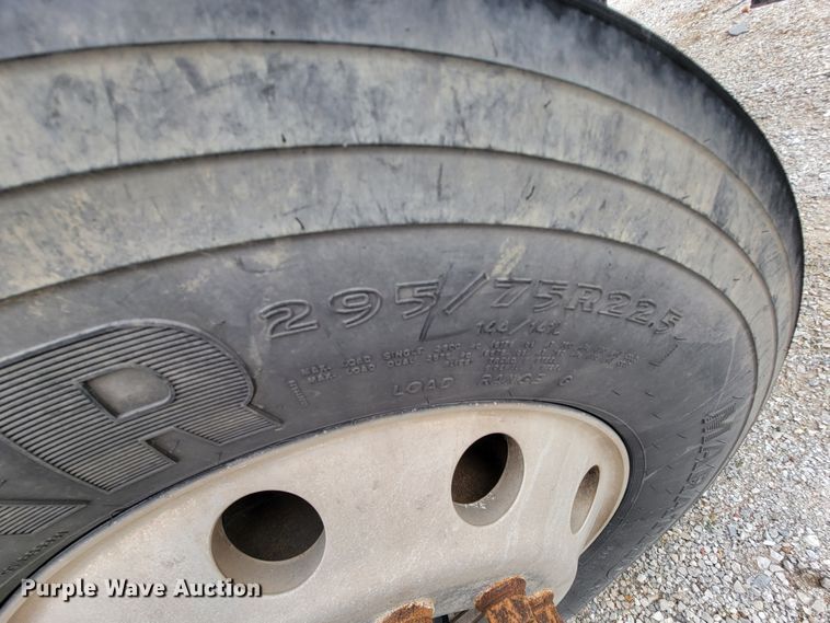 image for item ID9531 2005 Mack CXN613  semi truck