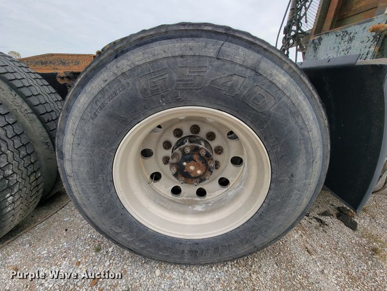 image for item ID9531 2005 Mack CXN613  semi truck