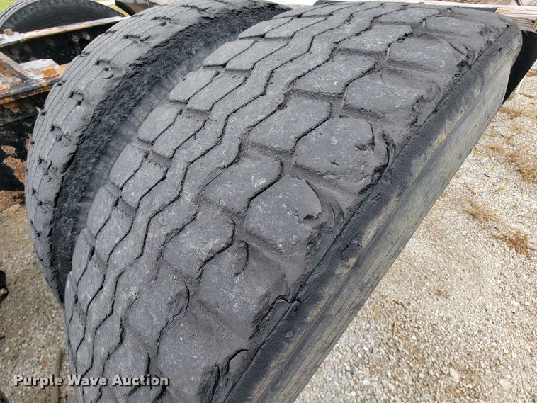 image for item ID9531 2005 Mack CXN613  semi truck