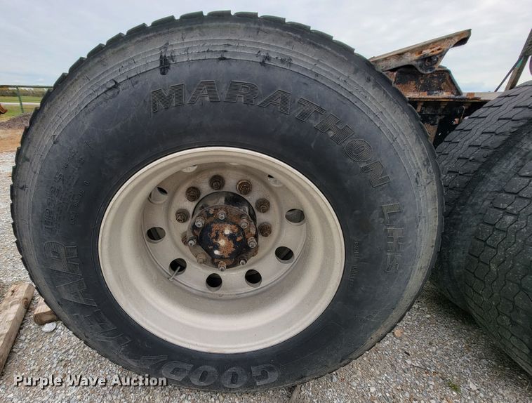 image for item ID9531 2005 Mack CXN613  semi truck