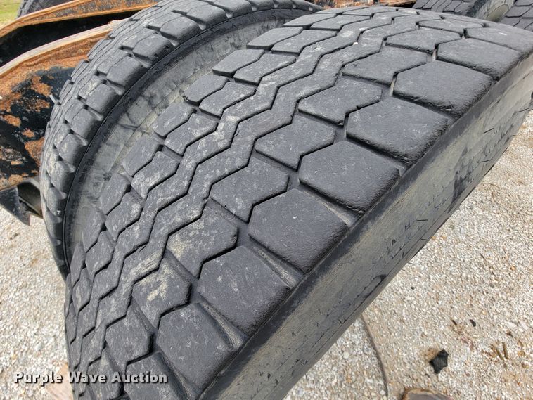 image for item ID9531 2005 Mack CXN613  semi truck